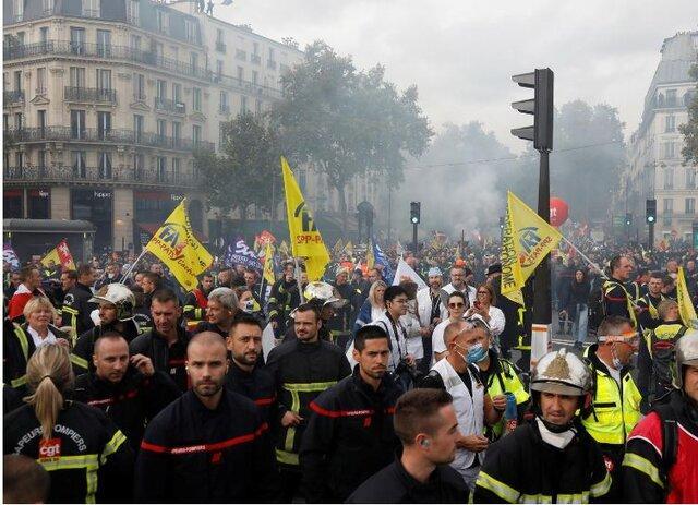 پلیس فرانسه با آتش نشانهای معترض در پاریس درگیر شد