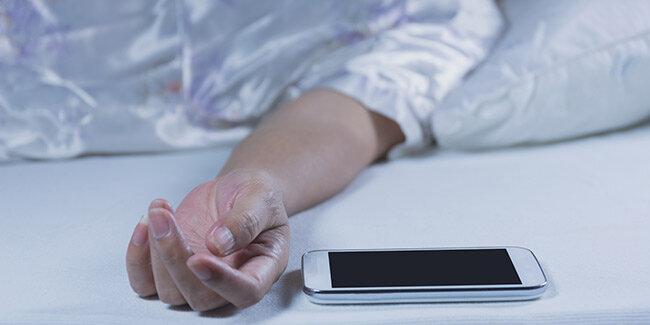 خوابیدن در نزدیکی تلفن همراه چه خطراتی را به همراه دارد؟