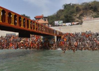 ازدحام جمعیت برای برگزاری مراسم در رود گنگ هند، با وجود کرونا