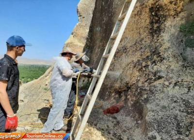 پاک سازی دیوارنوشته های گوردخمه سنگی فخریگاه مهاباد